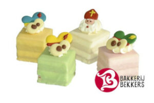 Petit fours met Piet-decoratie voor Sinterklaasfeest
